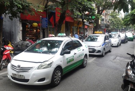 Taxi firms to cut rates as petrol prices plunge hinh anh 1