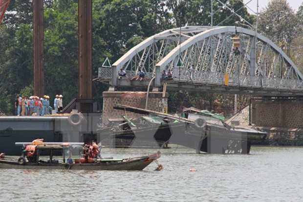 Towboat owner, driver in Ghenh bridge collapse prosecuted hinh anh 1