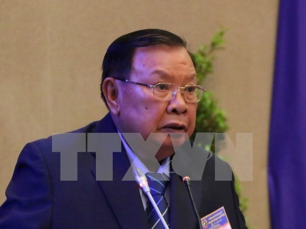 Lao Party chief pays official friendly visit to Vietnam hinh anh 1