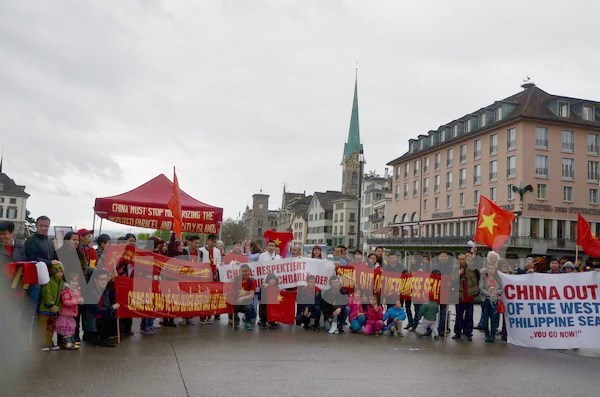 Vietnamese in Switzerland protest China’s illegal acts in East Sea hinh anh 1