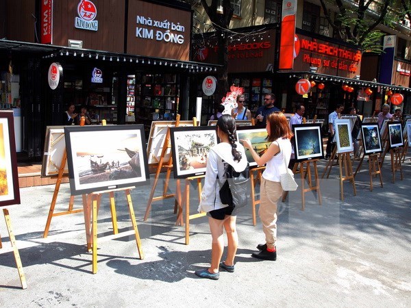 Photo exhibition marks national reunification day hinh anh 1
