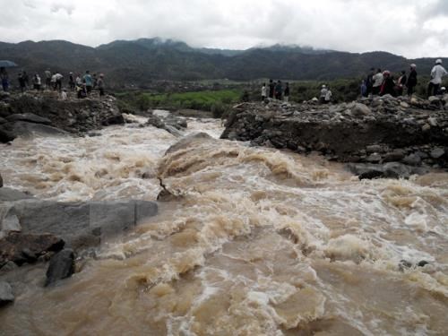 Seven students killed as flash flood hit west Indonesia hinh anh 1
