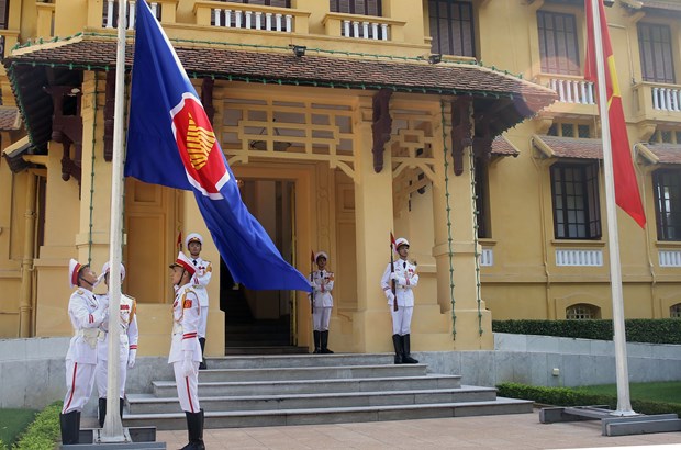 ASEAN flag raised in Hanoi on ASEAN’s foundation day hinh anh 1