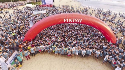 Barefoot runners race in Da Nang beach hinh anh 1