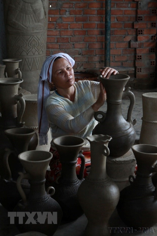 UNESCO-recognised Cham people's pottery making art: Preserving unique craft hinh anh 3
