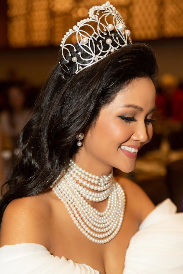 Miss Universe Vietnam: H'HenNie to keep the crown for her own hinh anh 2