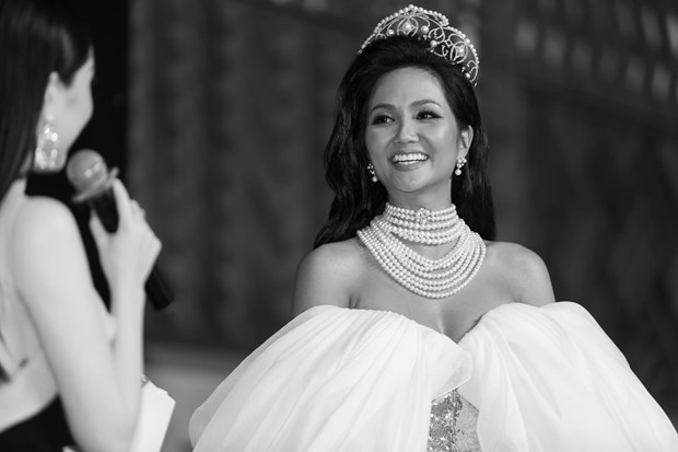 Miss Universe Vietnam: H'HenNie to keep the crown for her own hinh anh 1