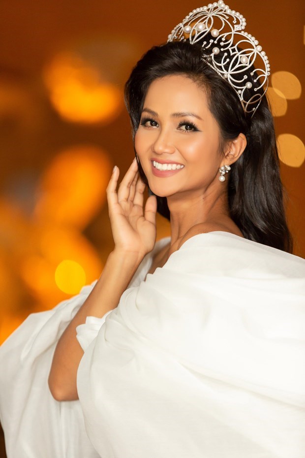Miss Universe Vietnam: H'HenNie to keep the crown for her own hinh anh 3
