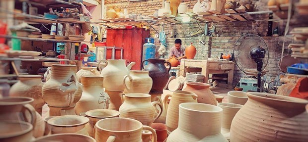 Craftsman works to spread the fame of Bat Trang pottery hinh anh 3