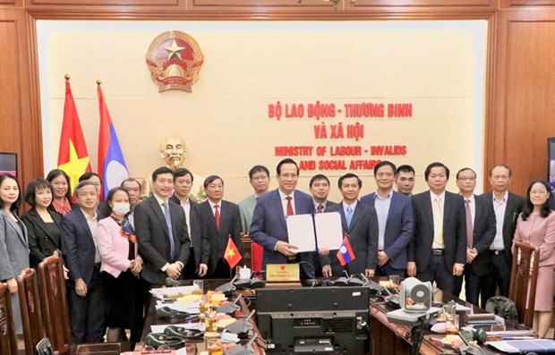 Vietnam, Laos ink cooperation deal on labour and social welfare hinh anh 1