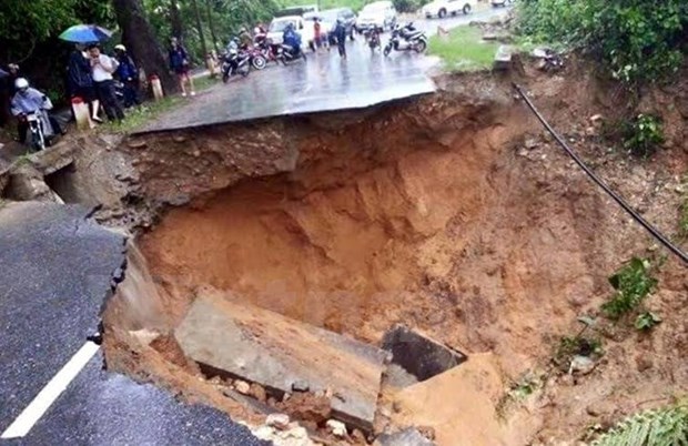 Landslide paralyses Dien Bien-Lai Chau highway for a week hinh anh 1