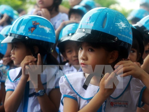 Safe helmet use spotlighted in Hanoi hinh anh 1
