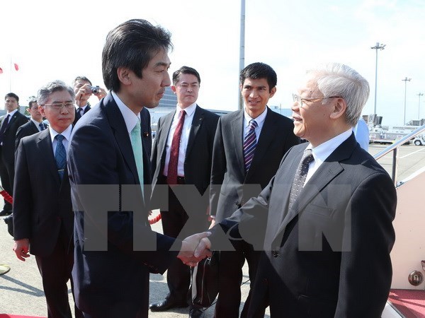 Vietnam, Japan issue joint vision on relations, ink six deals hinh anh 1