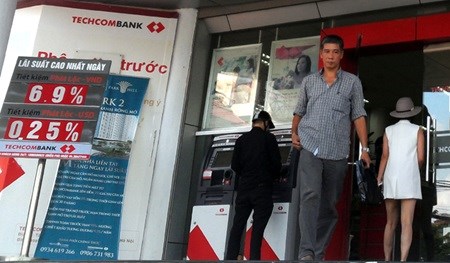 Interest rate cuts hit Vietnamese shares hinh anh 1