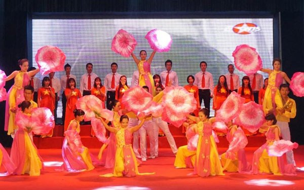 Art performances celebrate Hanoi Liberation Day hinh anh 1