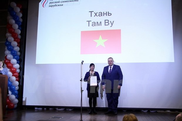 Vietnamese teacher wins dual Russian language awards hinh anh 1