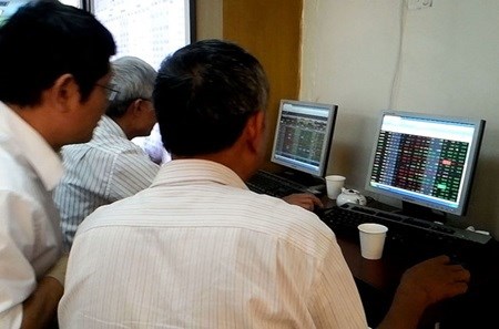 Shares end mixed on Vietnam’s exchanges hinh anh 1
