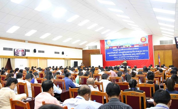 Vietnam shares experience in preparing for AEC in Laos hinh anh 1