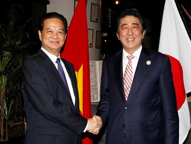 Vietnam, Japan PMs discuss cooperation ahead of ASEAN Summit hinh anh 1