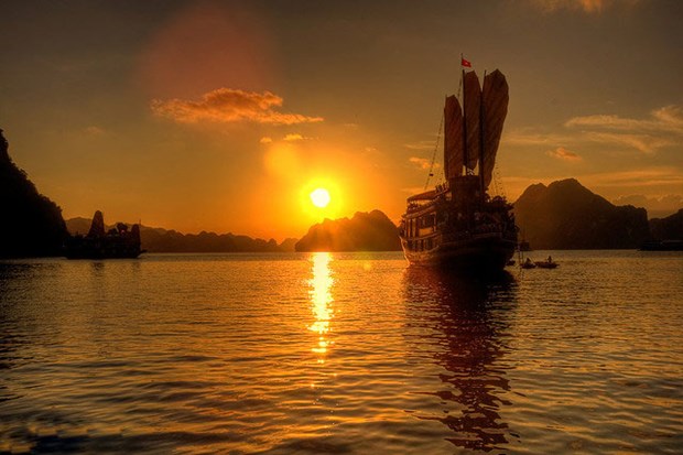 Ha Long among top nine sunset selfie spots in SE Asia hinh anh 1