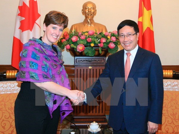 Deputy PM meets Canadian development minister hinh anh 1