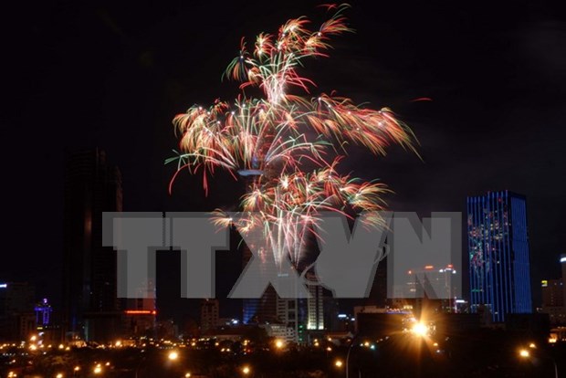 HCM City: New Year’s fireworks set off in two venues hinh anh 1