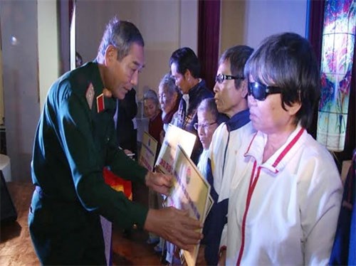 Quang Nam UXO victims receive assistance hinh anh 1