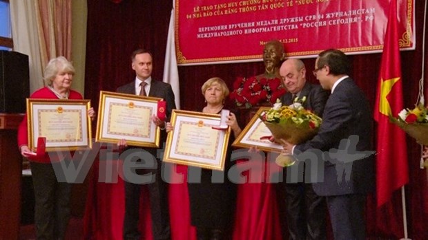 Russian reporters honoured with friendship medals hinh anh 1