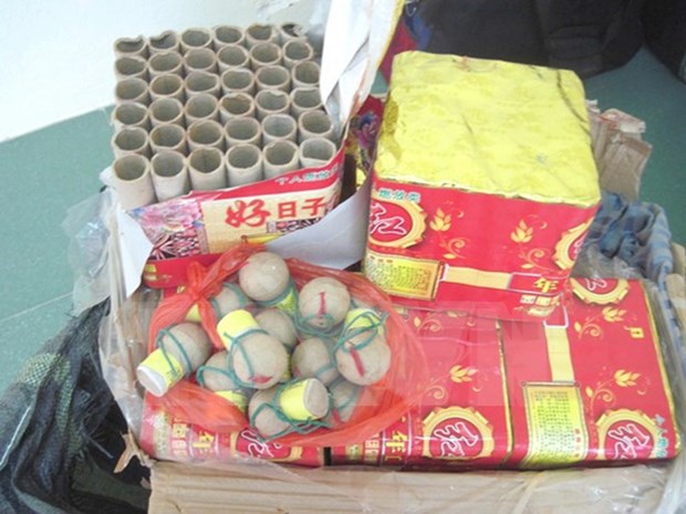 Police target illegal fireworks over Tet hinh anh 1