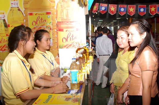 Vietnam-Lao Trade Fair 2015 opens in Laos hinh anh 1