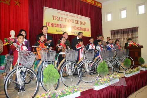 Supreme People’s Court official gives bicycles to ethnic students hinh anh 1