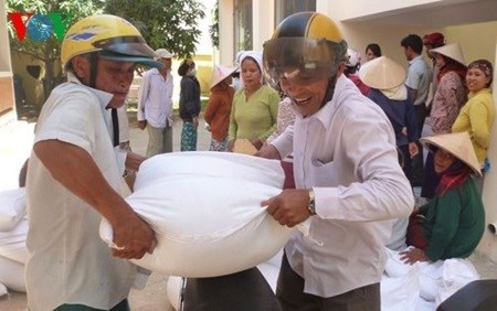 Rice aid to reach the poor during Tet hinh anh 1