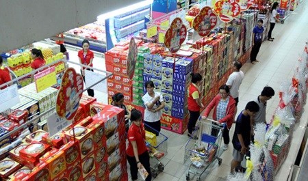 Demand surges for Tet goods hinh anh 1