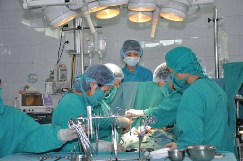 US doctors treat hearts of underprivileged Vietnamese children hinh anh 1