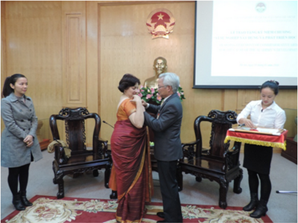 Indian diplomat honoured with insignia hinh anh 1