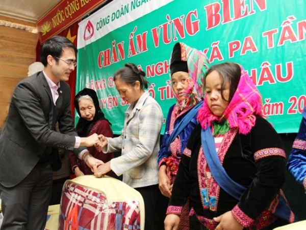 Gift-giving activities ahead of Lunar New Year festival hinh anh 1