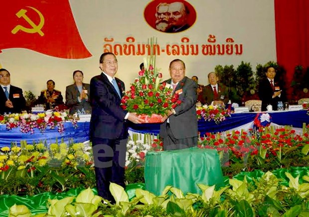 Party chief congratulates his new Lao counterpart hinh anh 1