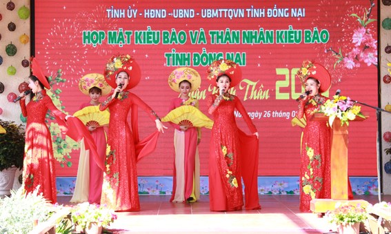 Dong Nai province holds Tet gathering for OV hinh anh 1