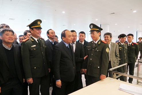 Deputy PM examines Noi Bai Airport before Tet hinh anh 1