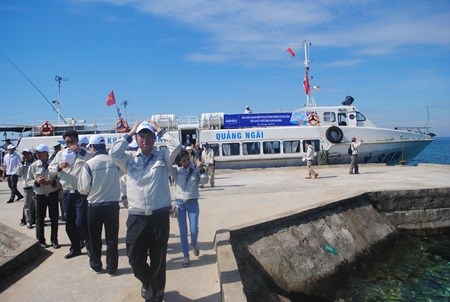 Boat rides re-open for Ly Son visitors hinh anh 1