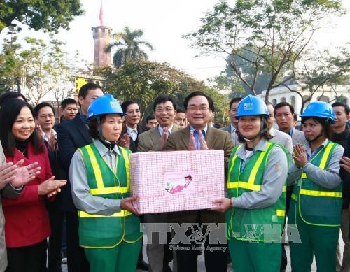Hanoi’s new Party leader pays Tet visits to local workers hinh anh 1