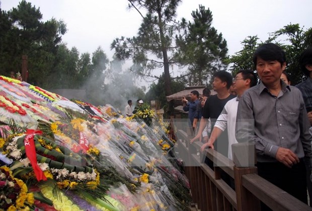 Visitors pay tribute to General Giap during Tet hinh anh 1