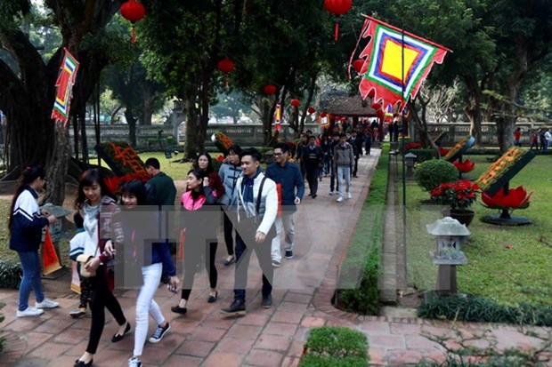 Hanoi welcomes 308,000 tourists during Tet hinh anh 1