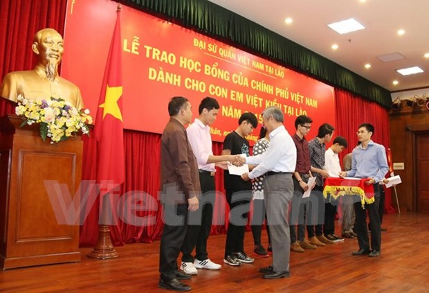 More OV students in Laos receive Vietnam scholarships hinh anh 1