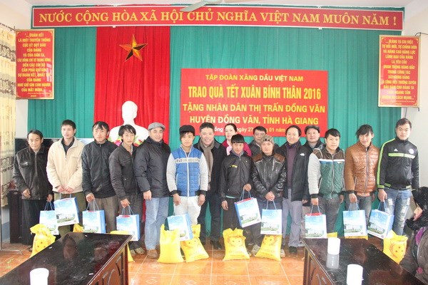 Over 1 million poor nationals receive rice support during Tet hinh anh 1