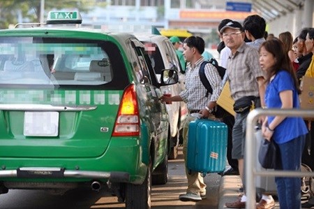 Taxi companies lower fares as petrol prices fall hinh anh 1