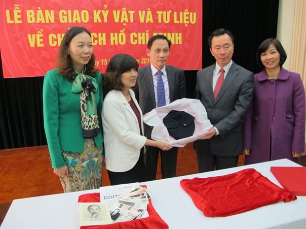 French activist gives museum mementos from President Ho Chi Minh hinh anh 1