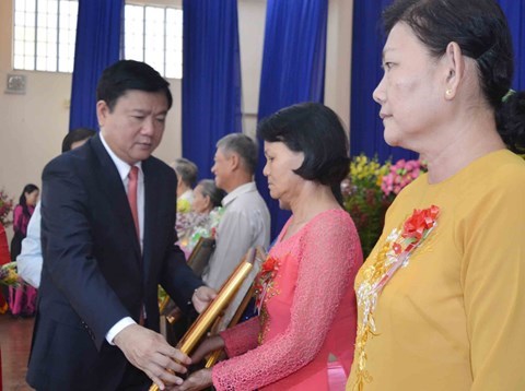 HCM City: 201 women awarded “Heroic Mother” title hinh anh 1