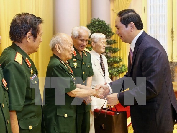 State leader hails contributions by former volunteers in Laos hinh anh 1