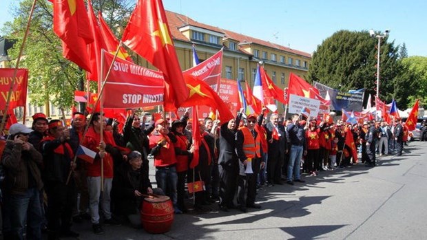 Czech newspaper highlights protest against China’s actions in East Sea hinh anh 1